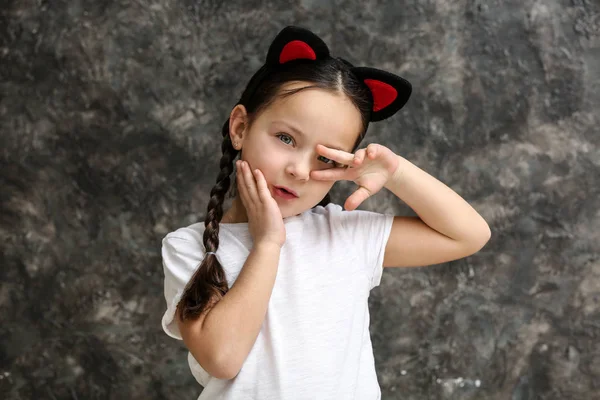 Portrait Stylish Little Girl Showing Victory Gesture Grunge Background — Stock Photo, Image