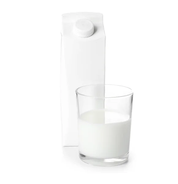 玻璃和包装美味的新鲜牛奶在白色背景 — 图库照片