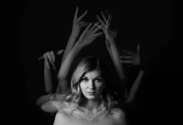 在黑暗的背景移动的手的年轻妇女的频闪照片 — 图库照片