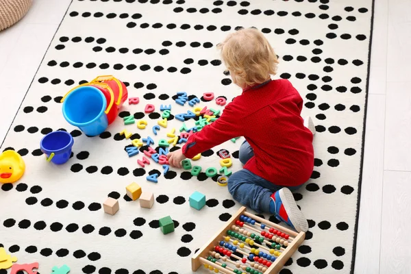 Netter Kleiner Junge Spielt Hause — Stockfoto