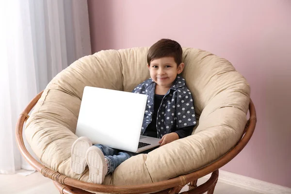 Ładny Chłopak Pomocą Laptopa Domu — Zdjęcie stockowe
