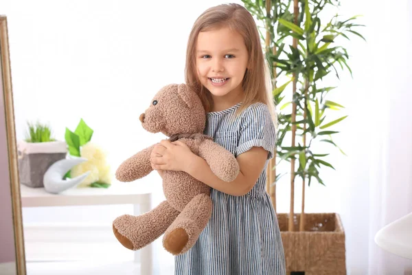 Teddy Bear Otthon Aranyos Kislány Portréja — Stock Fotó