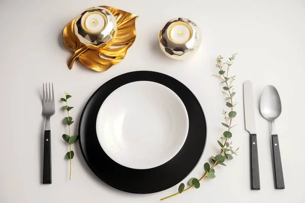 Einfache Tischdekoration Auf Weißem Hintergrund — Stockfoto