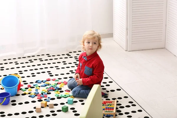 Netter Kleiner Junge Spielt Hause — Stockfoto