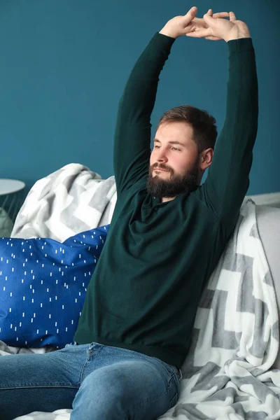 Homem Barbudo Relaxando Sofá Casa — Fotografia de Stock