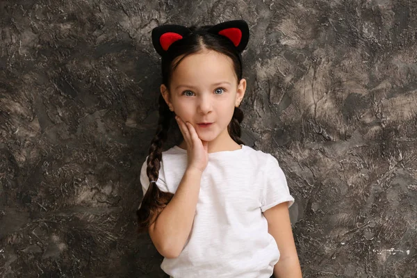 Grunge Arka Plan Üzerinde Şık Küçük Kız Portresi — Stok fotoğraf