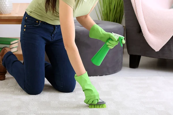 Junge Frau Putzt Teppich Hause — Stockfoto