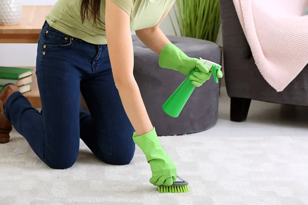 Mujer Joven Limpieza Alfombras Casa —  Fotos de Stock