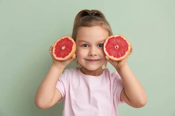Felét Grapefruit Háttér Színét Aranyos Kislány Portréja — Stock Fotó