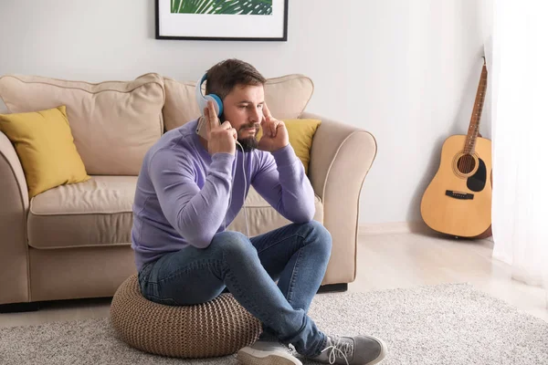 Γενειοφόρος Άνδρας Ακούτε Μουσική Στο Σπίτι — Φωτογραφία Αρχείου