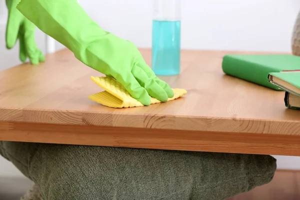 Junge Frau Putzt Tisch Hause — Stockfoto