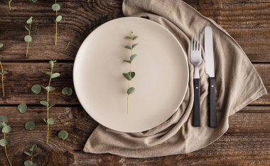 Ahşap arkaplanda basit tablo ayarı