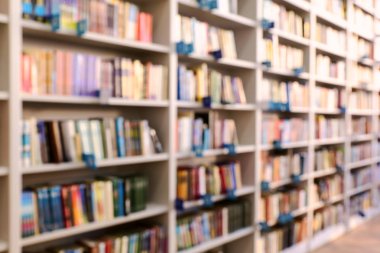Pek çok kitap raflarında modern Kütüphane, bulanık görünüm