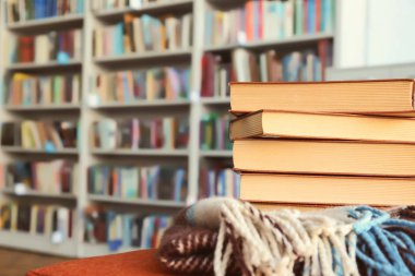 Kütüphanedeki masanın üzerinde kitap yığını