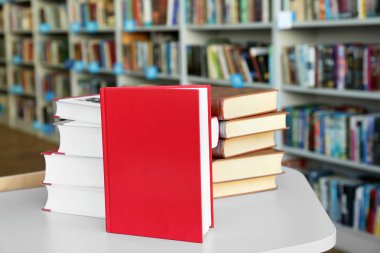 Pek çok kitap kütüphane tablo