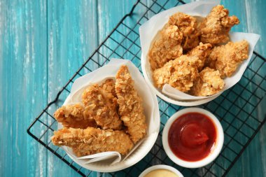 Lezzetli nuggets ve masada soslar ile kabin soğutma