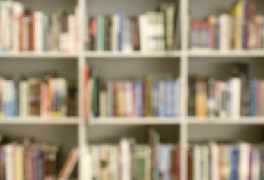 Pek çok kitap raflarında modern Kütüphane, bulanık görünüm