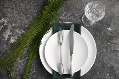 Grunge arkaplanındaki basit tablo ayarı