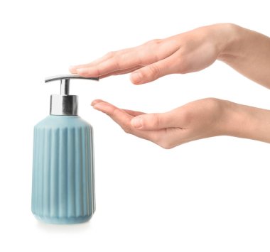 Beyaz zemin üzerine sabun dispenseri ile eller