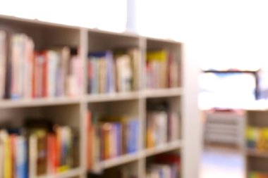 Pek çok kitap raflarında modern Kütüphane, bulanık görünüm