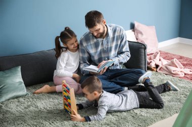 Evde oynarken onun çocuklu genç Baba