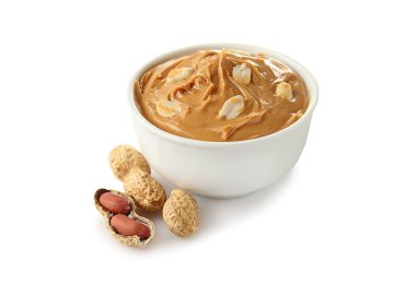 Beyaz arka plan üzerinde kase lezzetli fıstık ezmesi