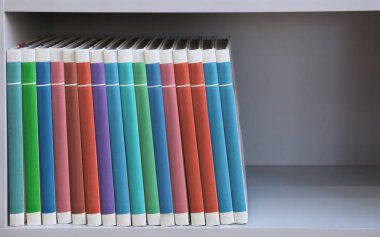 Pek çok kitap raf modern Kitaplığı'nda