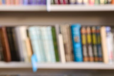 Pek çok kitap raflarında modern Kütüphane, bulanık görünüm