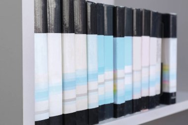 Pek çok kitap raf modern Kitaplığı'nda