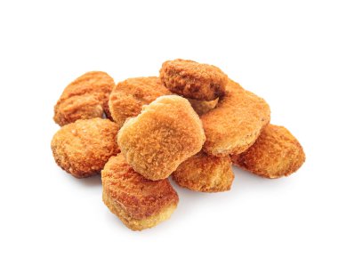 Beyaz arka planda lezzetli nuggetlar