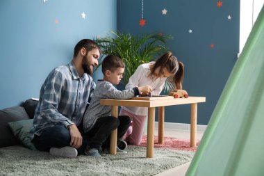 Evde çizim onun çocuklu genç Baba