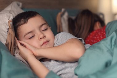 Evde yatakta uyuyan yakışıklı
