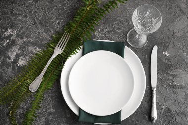 Grunge arkaplanındaki basit tablo ayarı