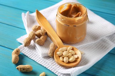 Ahşap masa lezzetli fıstık ezmesi ile jar