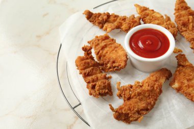 Lezzetli nuggets ve masa lambası domates sosu ile kabin soğutma