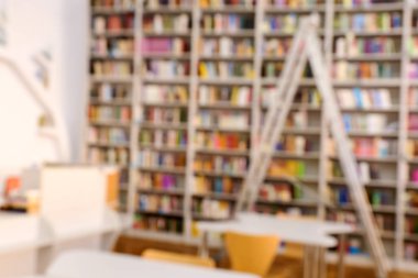 Pek çok kitap raflarında modern Kütüphane, bulanık görünüm