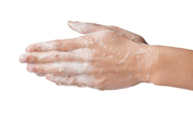 Beyaz arka planda ellerini yıkayan kadın.