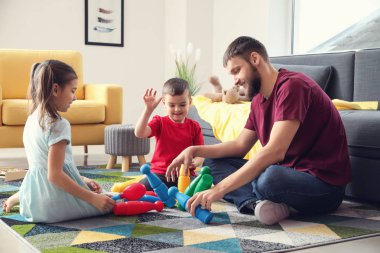 Evde oynarken onun çocuklu genç Baba