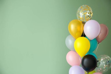 Renk arka plan üzerinde birçok balon