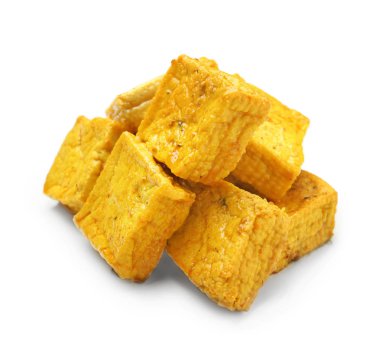 Beyaz arka planda lezzetli tofu peyniri