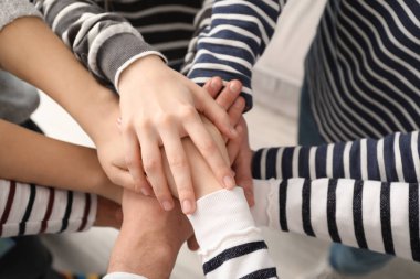 Eller birlikte birlik sembolü olarak koyarak insanların