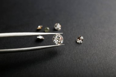 Değerli taş Kuyumculuk koyu arka plan üzerinde için kıskaç