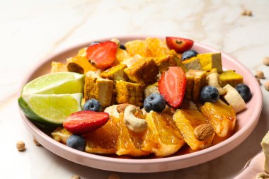 Plaka ile masa lambası üzerinde sağlıklı tofu salatası