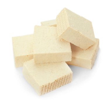 Beyaz arkaplanda tofu peyniri kes
