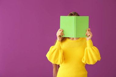 Renkli geçmişi olan güzel bir genç kadın.