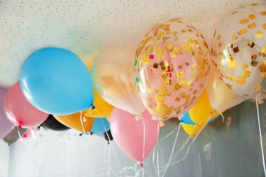 Tavan odasında altında birçok renkli balon
