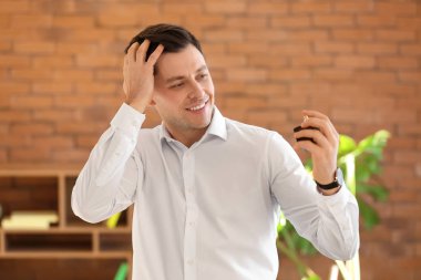 Yakışıklı adam kapalı parfüm şişe