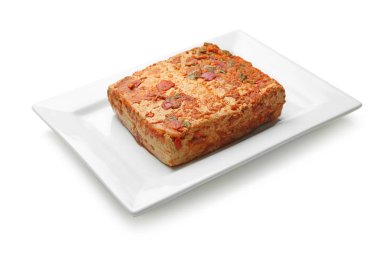 Beyaz arka planda lezzetli tofu peyniri tabağı
