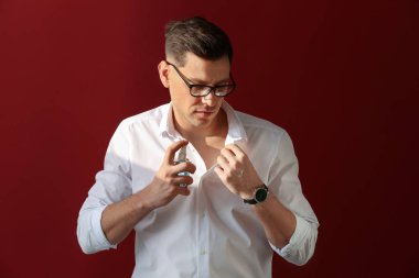 Renk arka plan üzerinde parfüm şişe yakışıklı adam