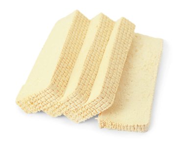 Beyaz arkaplanda tofu peyniri kes